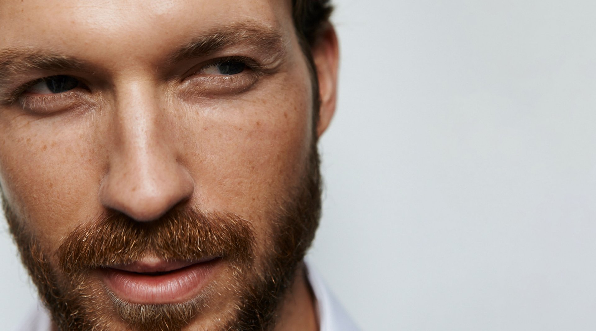 Junger Mann schaut ernst in die Kamera